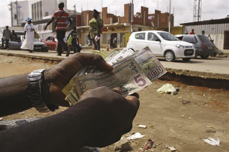 Kwanza "ganha terreno" face  ao dólar e euro nos mercados oficial e no das  kinguilas 