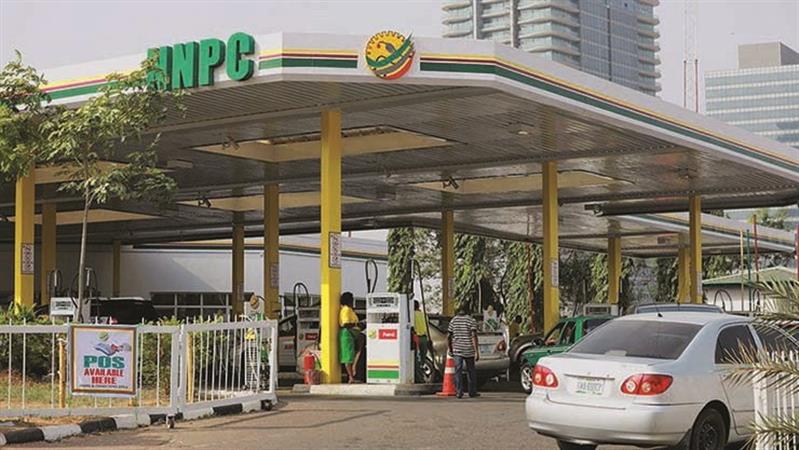 Nigéria regressa aos subsídios aos combustíveis para impedir aumentos