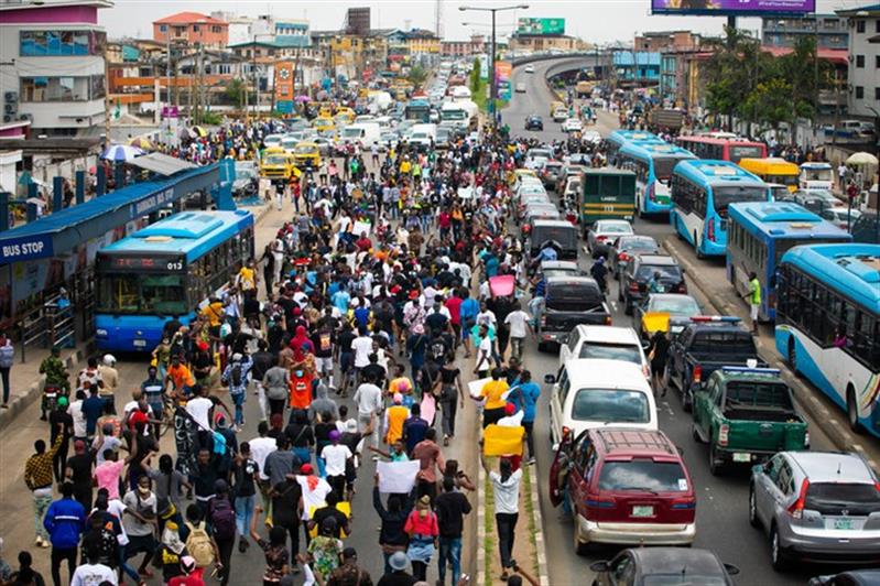 Governo nigeriano estuda liberalizar combustíveis sem penalizar pobres