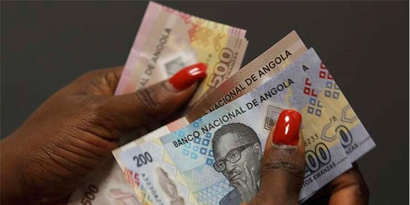 Kwanza interrompe percurso  de ganhos com depreciação de 6% 