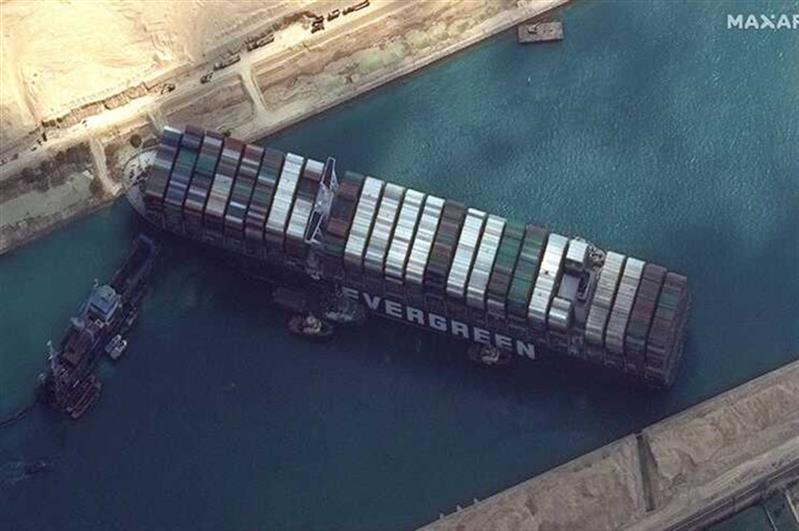 Canal do Suez arranca com obras de ampliação após bloqueio