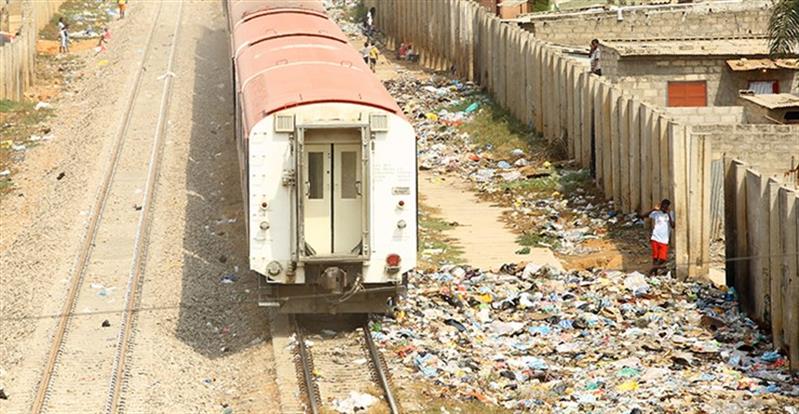 Lixo e vandalismo impedem exploração da linha dupla do Caminho-de-Ferro de Luanda