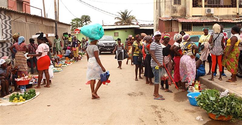 Fiscais continuam a "extorquir" as vendedoras nos mercados de Luanda