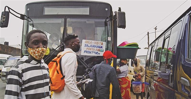 Governo moçambicano vai subsidiar transportes para aliviar subida do combustível