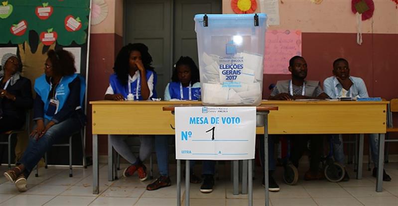 A contagem dos votos é feita nas mesas com a presença dos delegados dos partidos