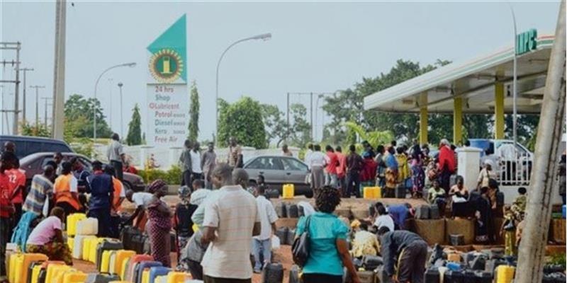 Fim de subsídios gera corrida aos combustíveis na Nigéria