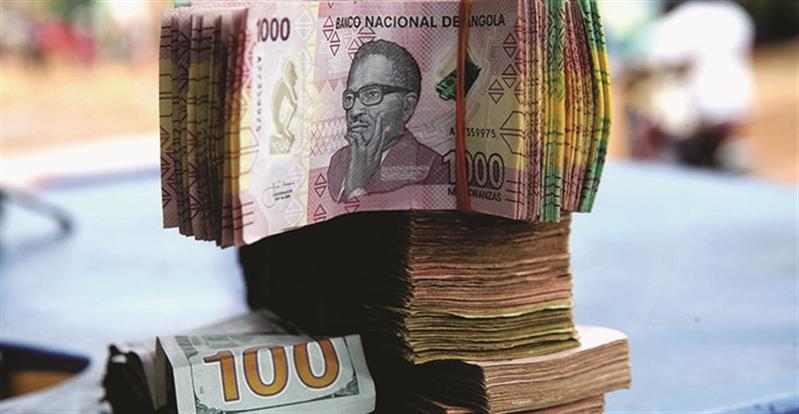Kwanza continua a cair mas abranda ritmo de depreciação face às principais divisas 