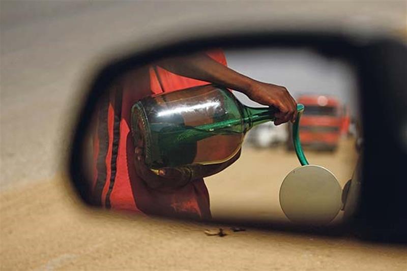 Escassez de gasolina faz preço disparar nove vezes no mercado informal do Bié