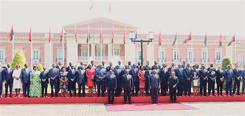 Angola tem um dos vinte maiores governos do mundo