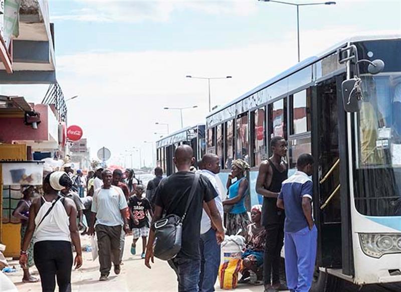 Porque os passes sociais de transportes não funcionariam na actual realidade de Luanda