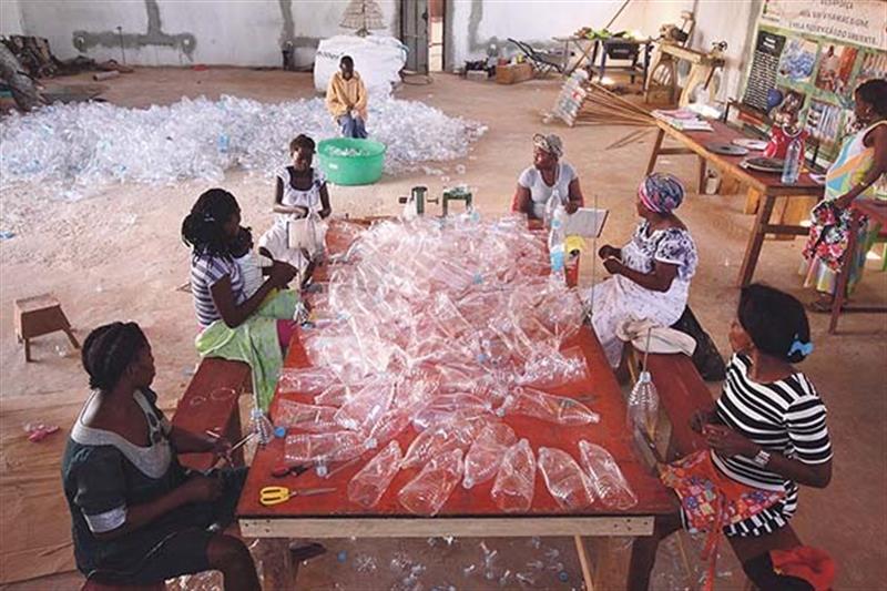 Transformar garrafas em vassouras para sair da pobreza