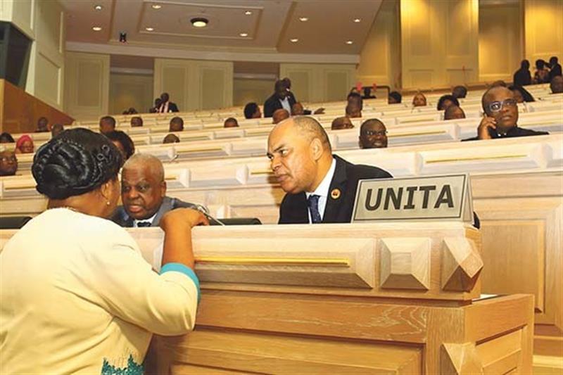 Parlamento "chumba" comissão de inquérito à dívida pública