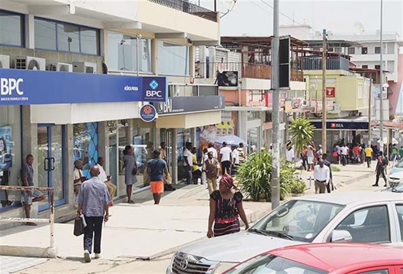 Um em cada  três kwanzas emprestados  pelos bancos angolanos estão em risco
