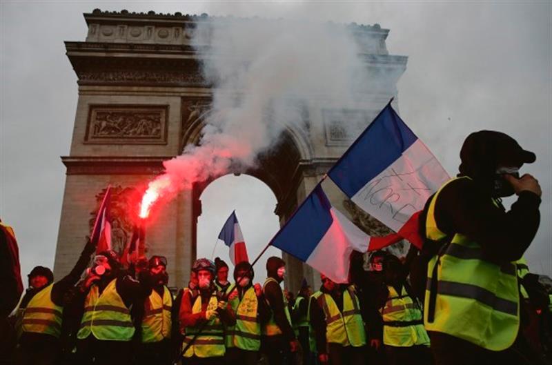 Macron recua mas 'coletes amarelos' mantêm protestos