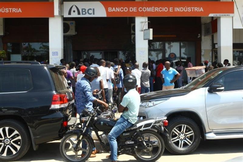 Clientes do Banco Postal "entopem" balcões do BCI, já o Banco Mais opera em normalidade