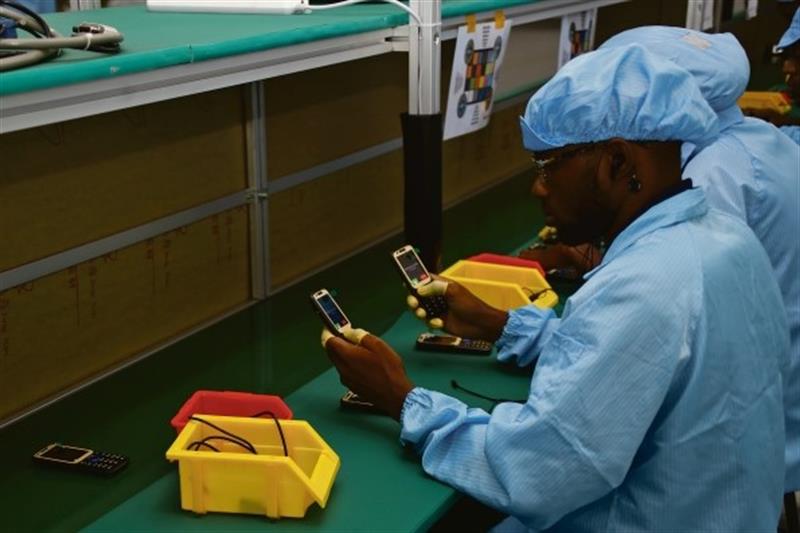 Marcas angolanas de telemóveis querem trazer a produção para o País