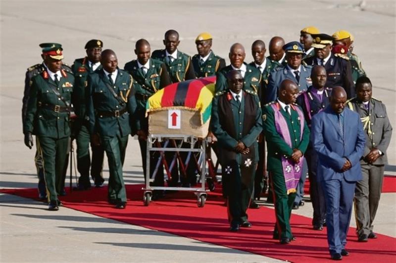 Funeral de Mugabe abre feridas num país abalado pela crise