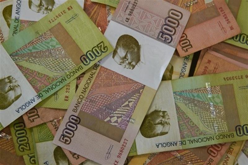 Kwanza cai 16% face ao euro e 15% face ao dólar desde início do mês