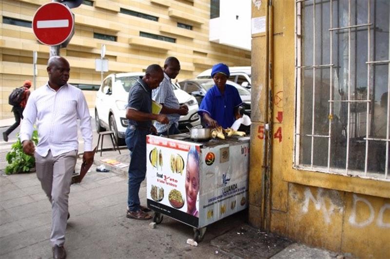 Há 40 roulotes ambulantes de venda de banana e ginguba 'à solta' nas ruas da capital