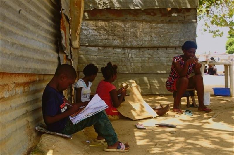 Quatro em cada dez angolanos tem um nível de consumo abaixo da linha da pobreza