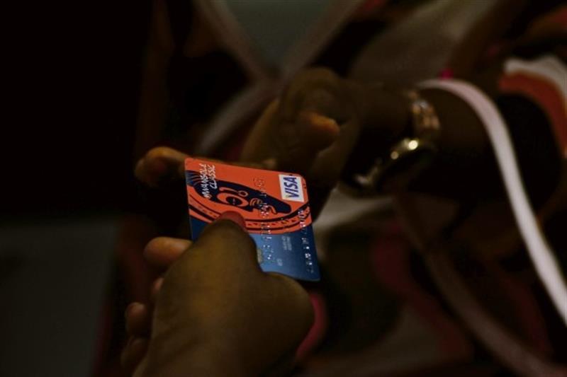 Levantamentos de dinheiro lá fora por angolanos 'bloqueado' há mais de três anos