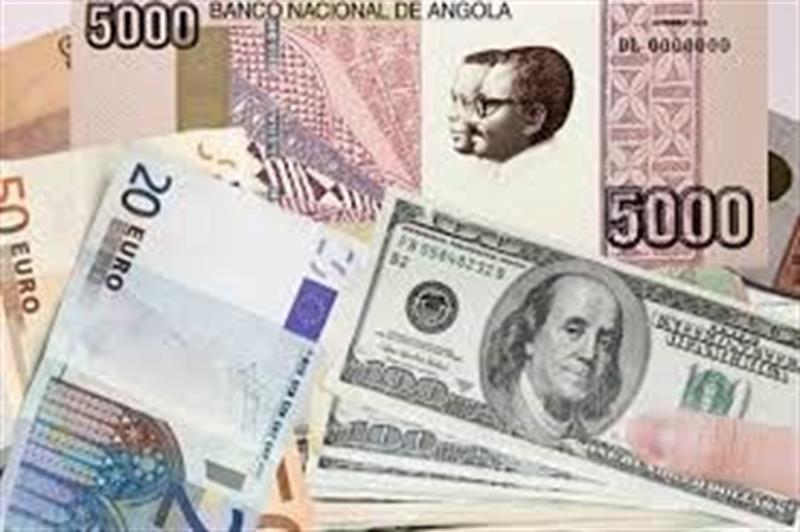 Kwanza "ganha terreno" face ao dólar e euro com subida perto dos 3% numa semana 