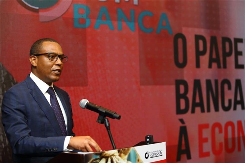 Governador do BNA quer mais crédito à economia sem por em perigo a estabilidade do sistema financeiro