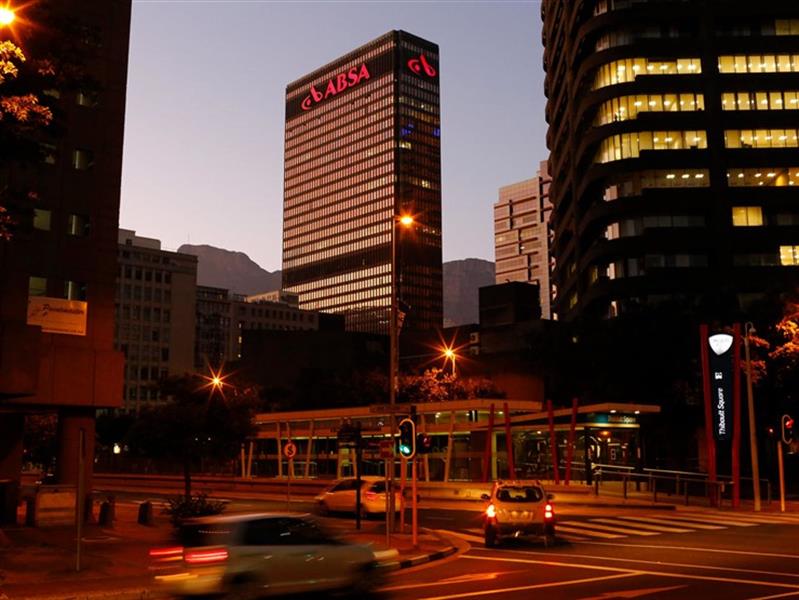  Lucros dos bancos da África do Sul caem para mínimos da década